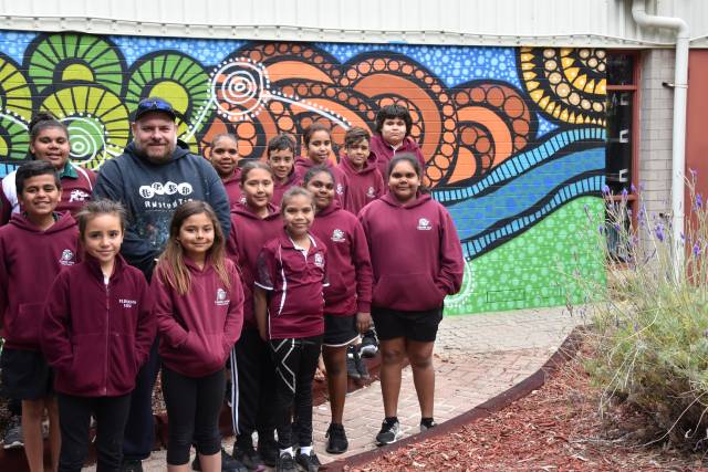 Aboriginal artist collaborates with students on school mural