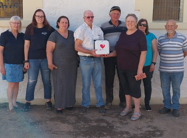 Defibrillator presented to Appila church