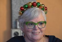 Community joins in carols