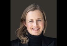 Cooper Creek barge working within flooded outback